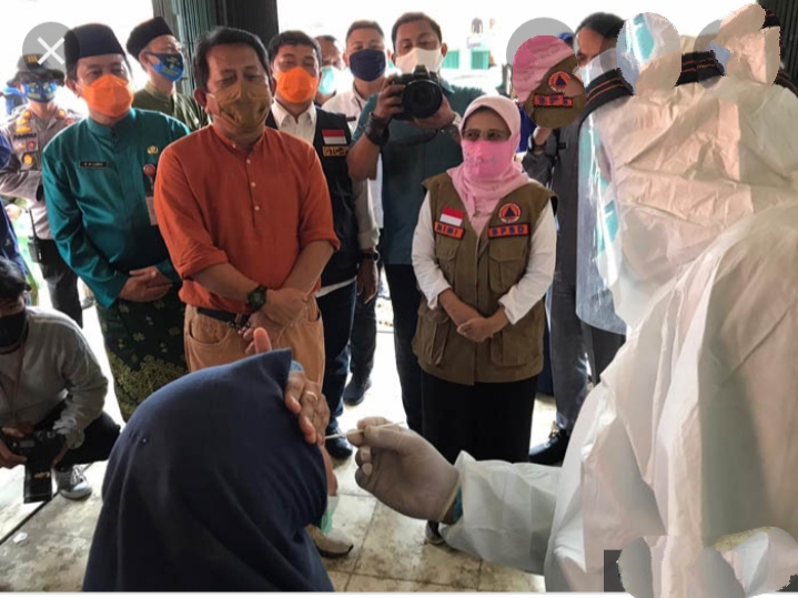 Pemprov Riau Bekerja Sama Dengan Pemkab Rohul Melakukan Swab Massal Di Pasar Baru Ujung Batu