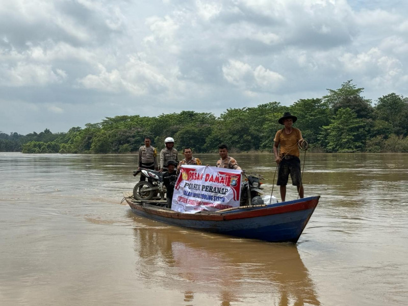 Telusuri Sungai Naik Pompong, Polsek Peranap Bawa Pesan Pemilu Damai di Desa Pematang