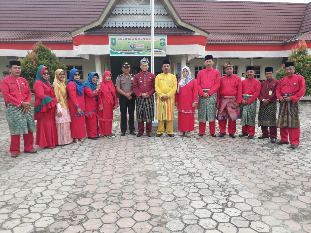 HUT Prov.Riau Ke-61 Camat Minas Gelar Upacara  Di Halaman Kantor Kecamat Minas  Beserta Seluruh Inst