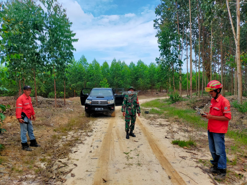 Babinsa Koramil 03/Minas Patroli Karhutla di Tasik Betung, Sungai Mandau, Situasi Aman!