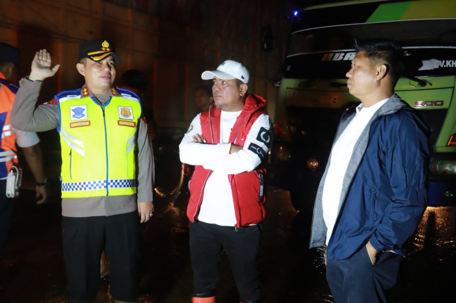 Pantau Banjir, Kapolres dan Bupati Pelalawan Tinjau Langsung Jalan Lintas Timur