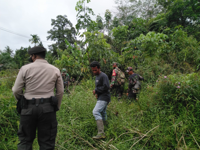 Bersama Warga Kampung Sungai Selodang, Serka Risman Girsang Lakukan Giat Patroli Antisipasi Karhutla