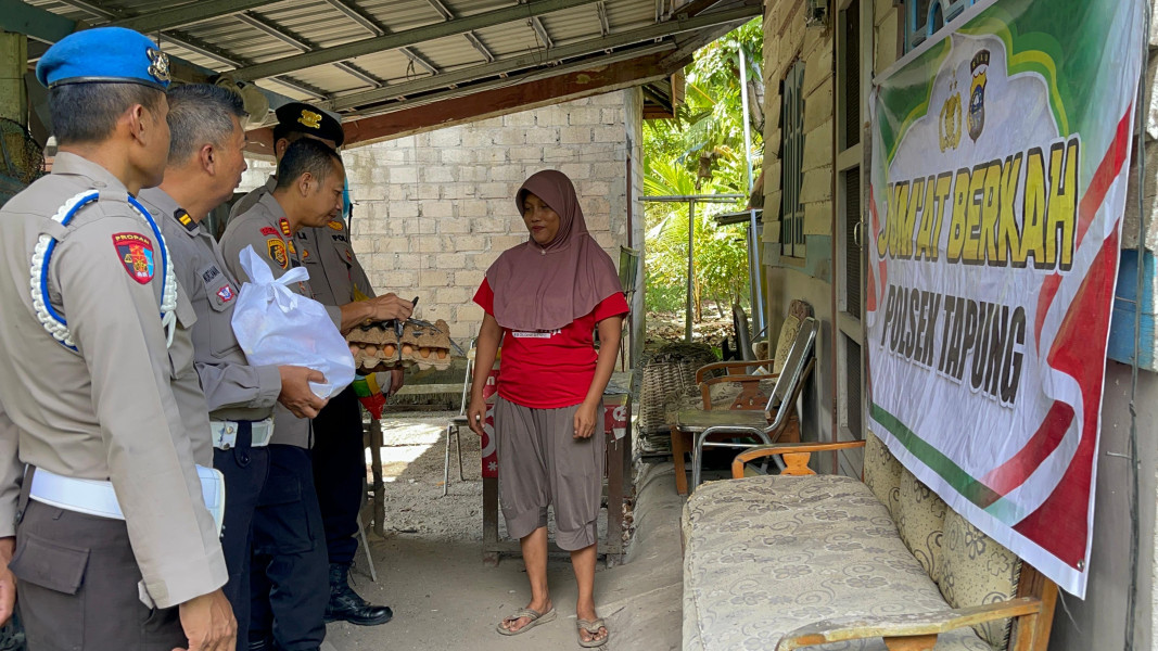 Polsek Tapung Berbagi Kebahagiaan di Jum'at Barokah,  Salurkan Sembako untuk Warga Kurang Mampu di Desa Petapahan