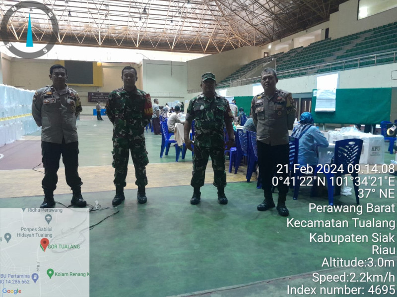 Hari Ke-4 Rapat Pleno di PPK Tualang, Anggota Koramil 04/Perawang Tetap Standby Lakukan Pengamanan