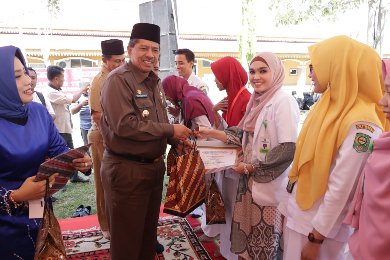 Staf Rumah Sakit Tengku Rafian Terima Penghargaan Dari Bupati Siak Alfedri