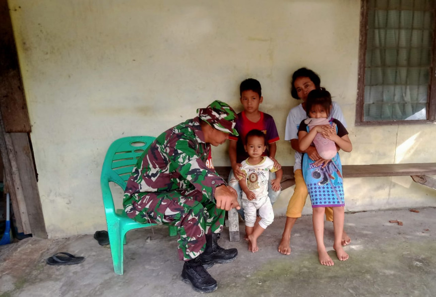 Serka Gopardin Kunjungi Serta Berikan Bantuan Terhadap Anak Penderita Stunting di Kelurahan Minas Jaya 