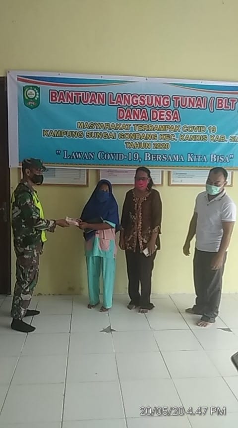 Bersama Serda Aprianto, Pencairan BLT Bulan Mei Diserahkan Pada 52 KK Warga Sungai Gondang