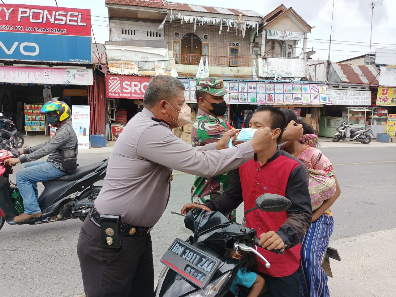 Giat Pengawasan Penerapan Prokes Covid-19, Polsek Minas Juga Bagikan Ratusan Lembar Masker