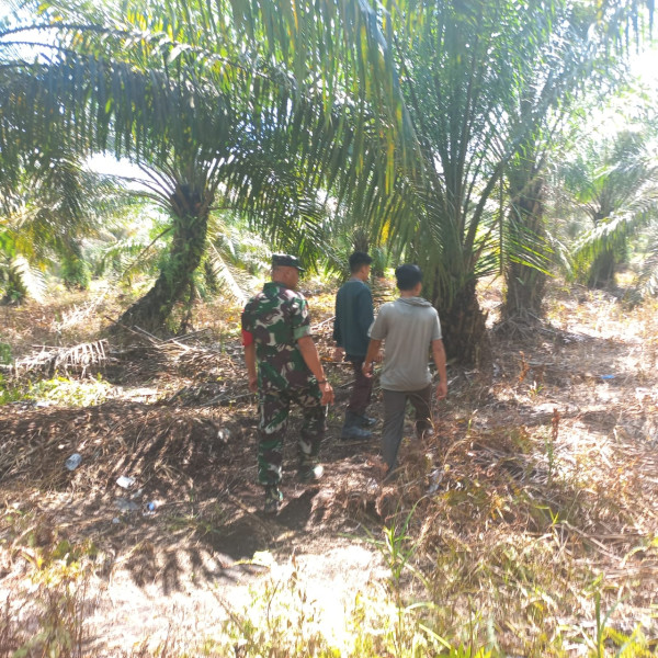 Babinsa Sertu Sarju Ajak Warga Binaan Patroli Gabungan Antisipasi Karhutla di Tualang