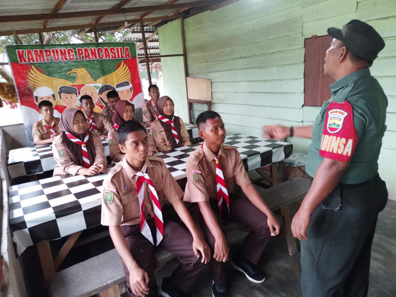 Serma Benriyadi Lakukan Komunikasi Sosial Tentang Nilai-nilai Pancasila Bagi Warga Dan Pelajar di Minas Jaya