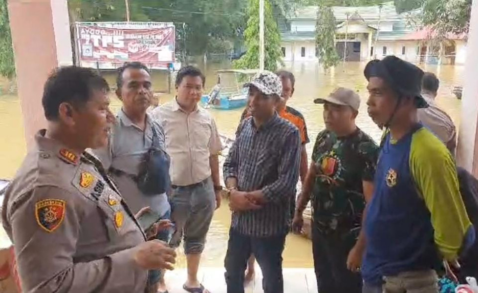 Naiki Perahu Motor, Polisi Bantu Warga Terdampak Banjir dan Cooling System Pemilu Damai