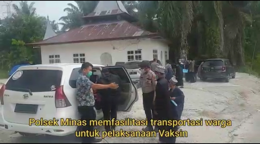POLSEK MINAS FASILITASI TRANPORTASI WARGA YANG MAU VAKSINASI