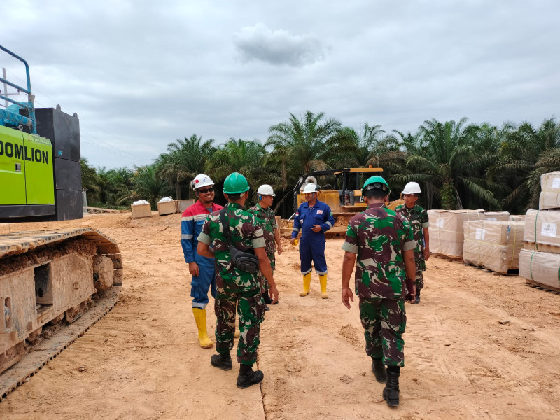 Antisipasi Gangguan OVN di PT PHR, Serma Muhammad Nasir Beserta Sertu Ardhi S Giat Patroli Rutin di Lokasi Drilling Minas