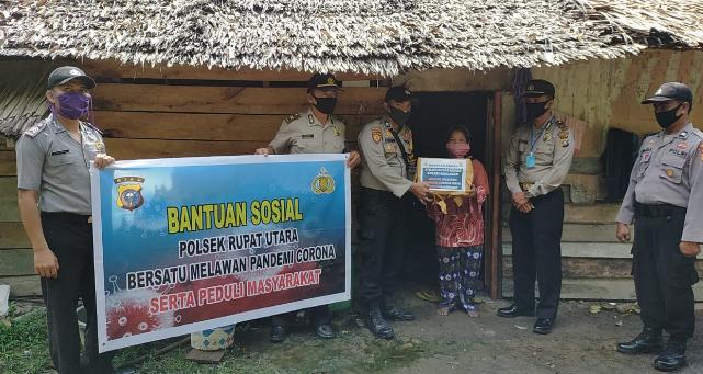 Jajaran Polres Bengkalis Bagikan Bansos di wilayah Bantan dan Rupat Utara