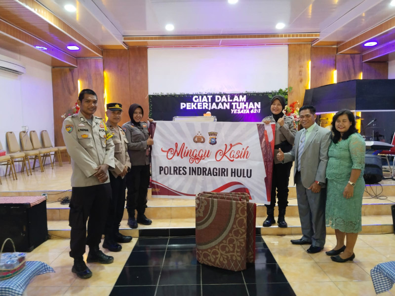 Polres Inhu Bantu Karpet Untuk Gereja GPDI Elsadai Saat Kegiatan Minggu Kasih