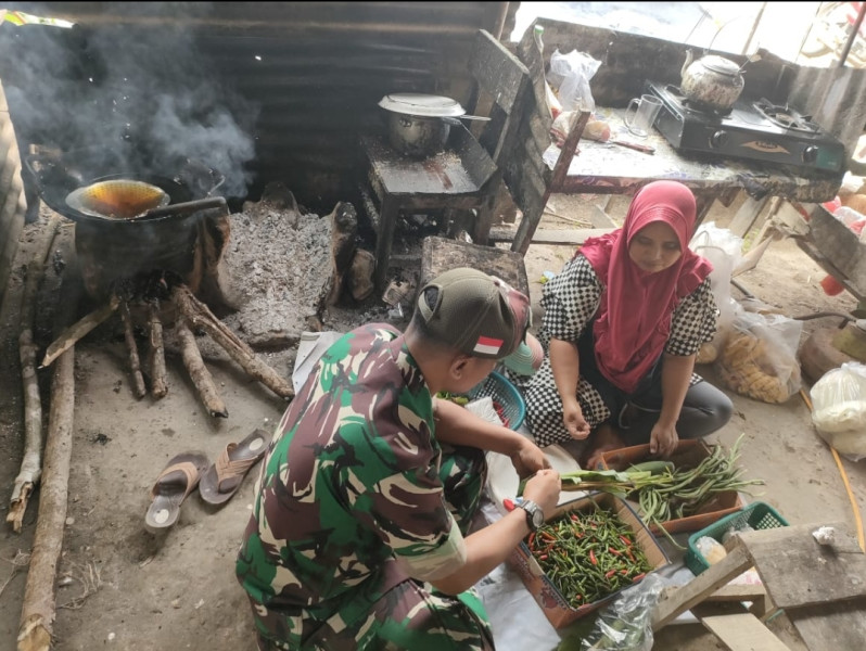 Serma Muhajir Giat Rutin Babinsa Masuk Dapur di Rumah Ibu Marni Warga Kurang Mampu di Minas Jaya