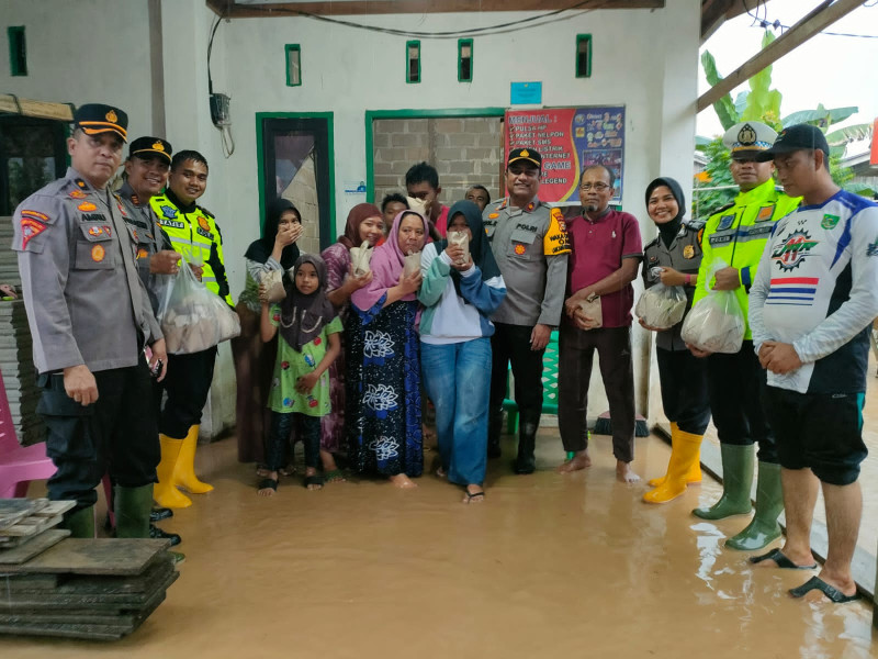 Respon Cepat Polres Rohul Terhadap Kondisi Banjir Di Kecamatan Rambah