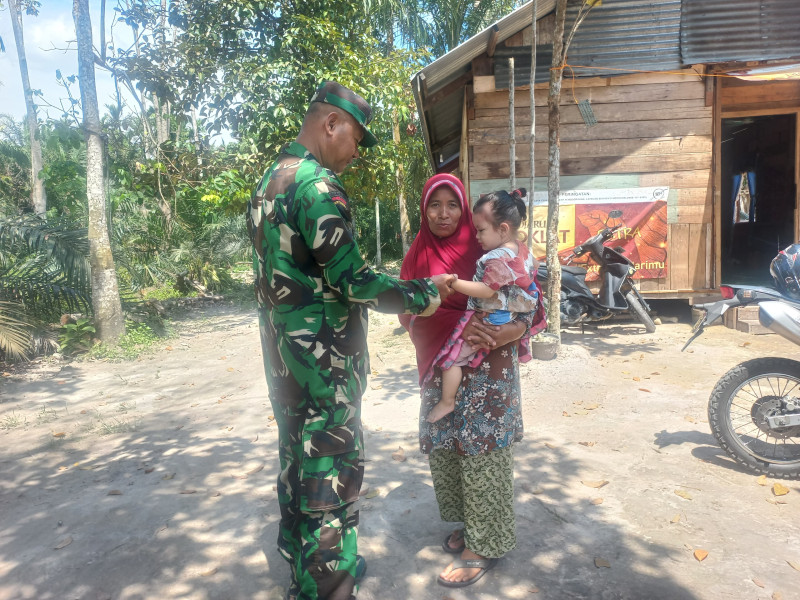 Babinsa Koramil 04/Perawang Sigap Tangani Stunting di Kampung Tualang