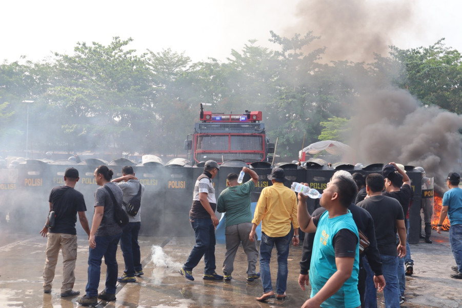 Simulasi, Demo di Kantor KPU Inhu Ricuh, 1 Orang Terluka