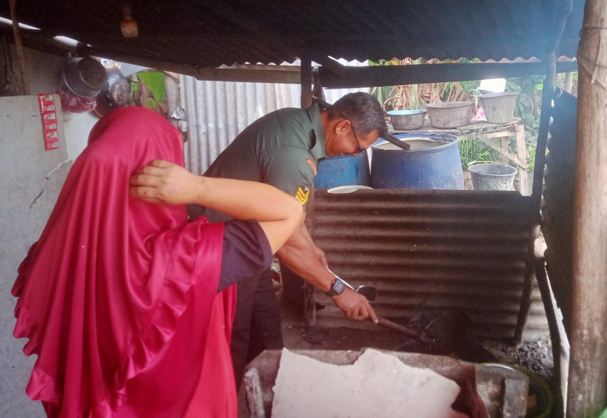 Serka Gopardin Kembali Giat Rutin Babinsa Masuk Dapur di Rumah Warga Kampung Mandiangin 