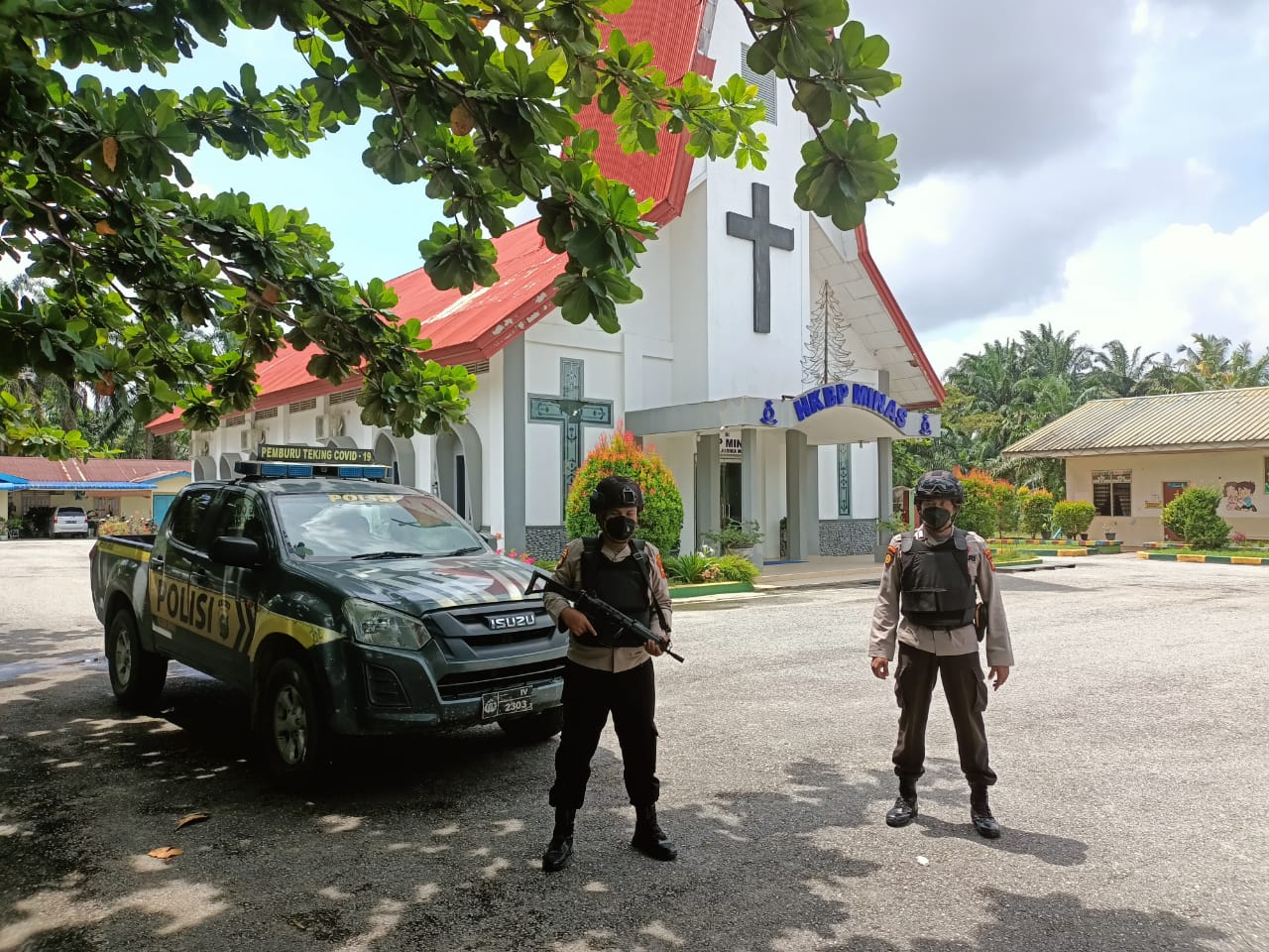 Personel POLSEK MINAS Giat Patroli Terhadap Penerapan Prokes Covid-19 di Sejumlah Gereja