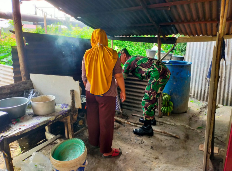 Sertu Joko Purnomo Giat Rutin Babinsa Masuk Dapur di Rumah Ibu Saritun Warga Kurang Mampu di Minas Timur 