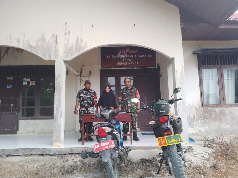 Hari Ini Giliran Serma Benriyadi Monitoring Pentahapan Pemilukada 2024 di Kantor PPK Sungai Mandau