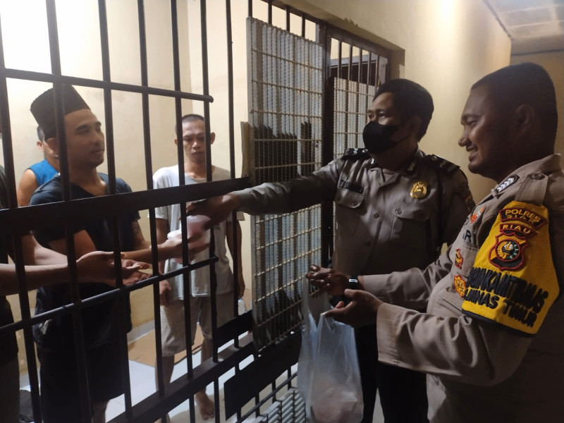 PLT Kapolsek Minas dan Personil Bagikan Takjil Berbuka Kepada Para Tahanan di Mako Polsek 