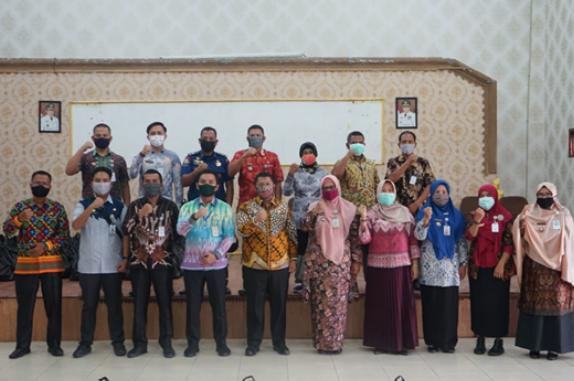 Camat Mandau Riki Rihardi Salurkan Sembako Kepada Warga Terdampak Covid 19