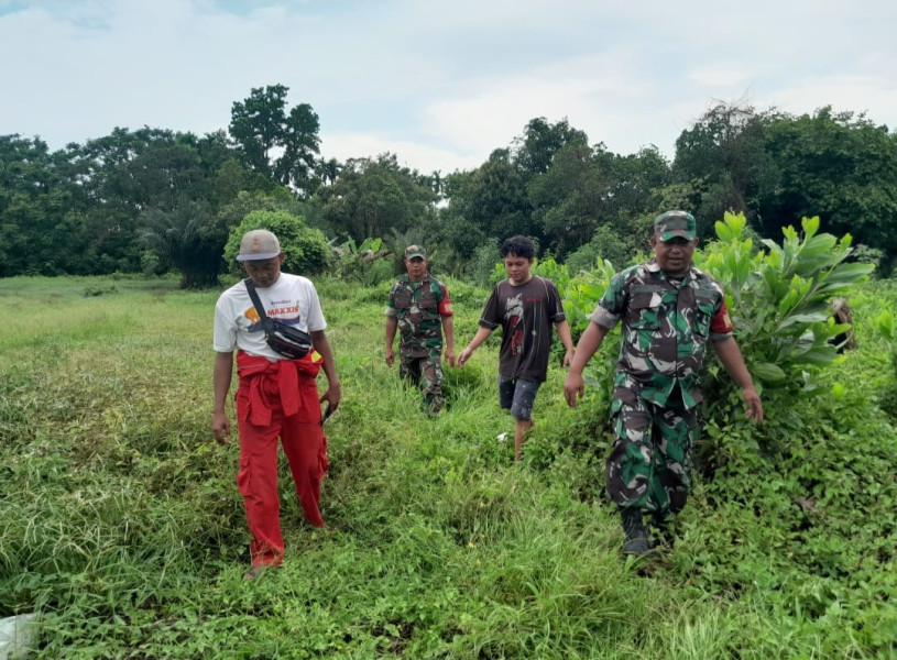 Babinsa Sertu Layla.S dan Sertu Venus Luberto Patroli Pencegahan Karhutla, Situasi Kondusif di Perawang Barat
