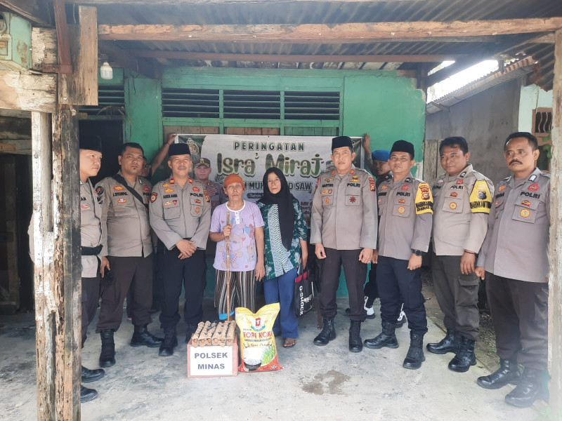 Bentuk Kepedulian Polri, Polsek Minas Salurkan Bantuan Paket Sembako kepada Warga Yang Membutuhkan