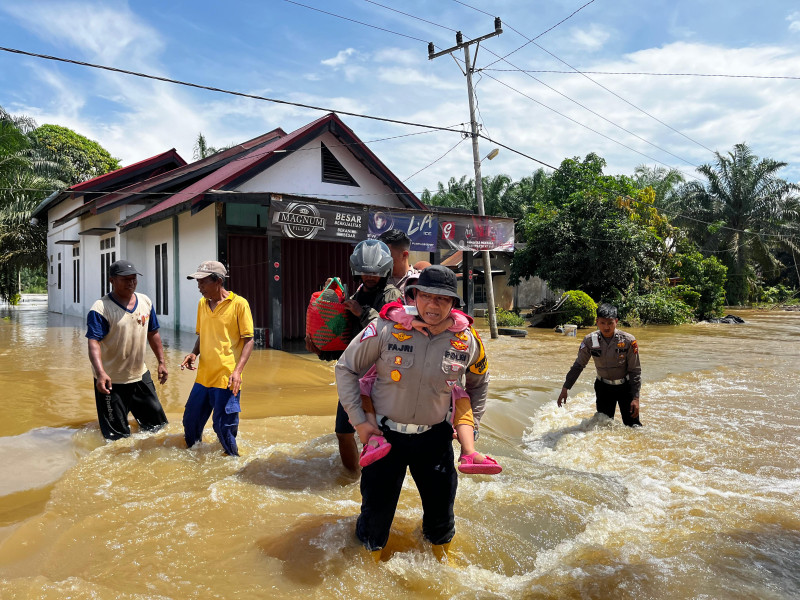 Arus Banjir Desa Sei Raya Makin Deras, Kasat Lantas Polres Inhu Evakuasi Pengguna Jalan