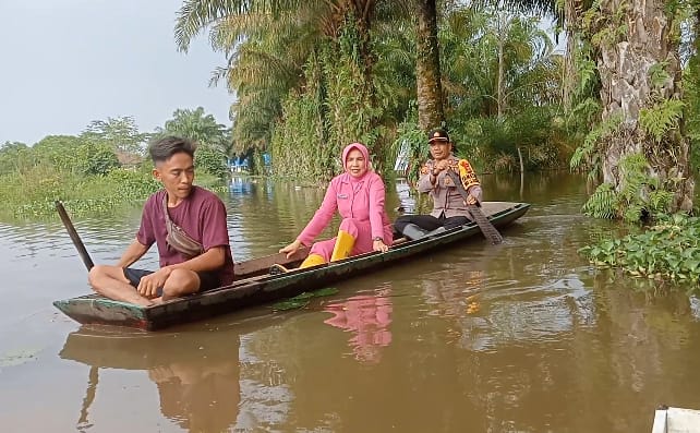 Kapolsek Kuala Cenaku & Bhayangkari Salurkan Bantuan Banjir di Dua Desa
