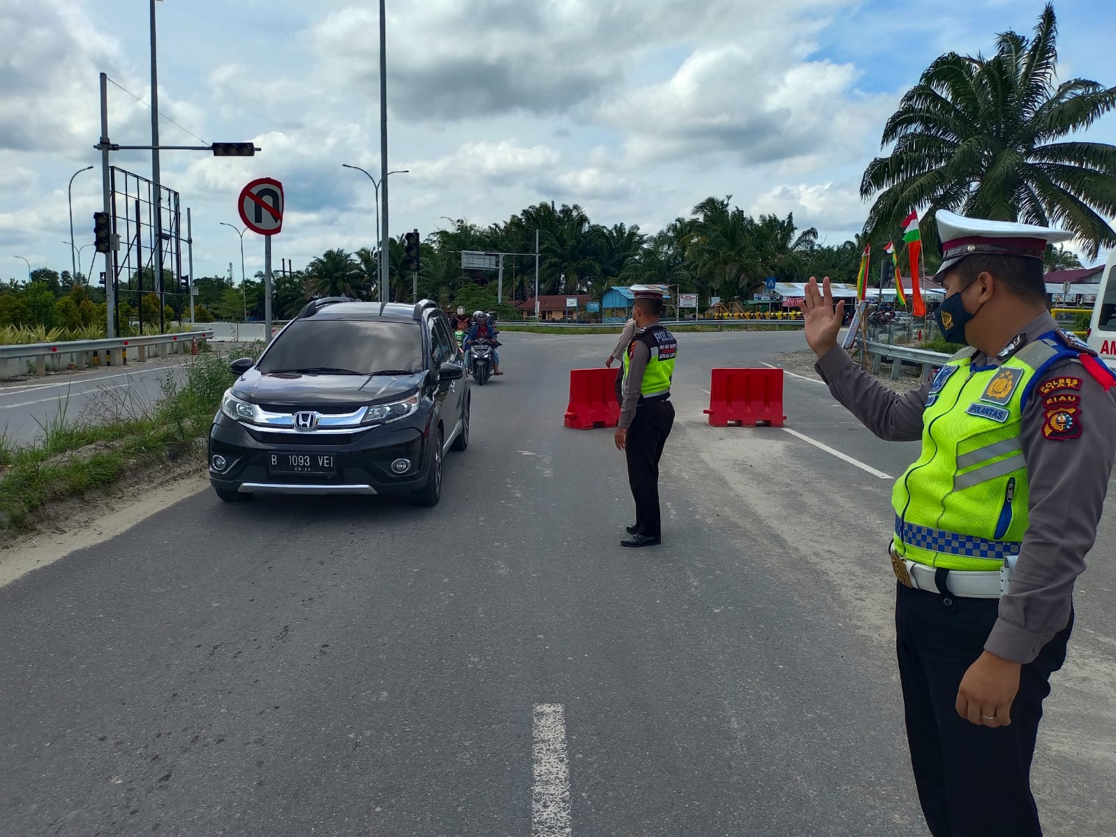 Personil Polsek Minas Lakukan Pengamanan Arus Mudik H+5 Idul Fitri di Simpang Exit Tol Minas