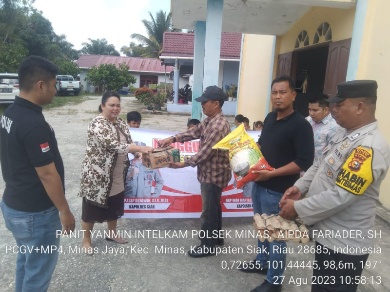 Personil Polsek Minas Sambangi Jemaat Gereja GPDI Bukit Sion Untuk Mendengarkan Curhatan & Memberikan Paket Sembako