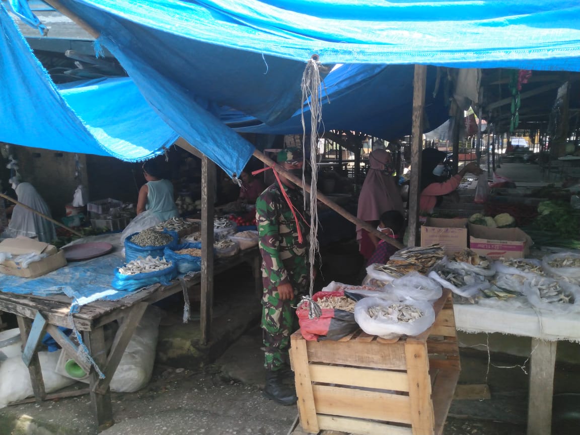 Putus Penularan COVID-19, Serka Risman Girsang Lakukan Gakplin di Pasar Tradisional Kecamatan Minas