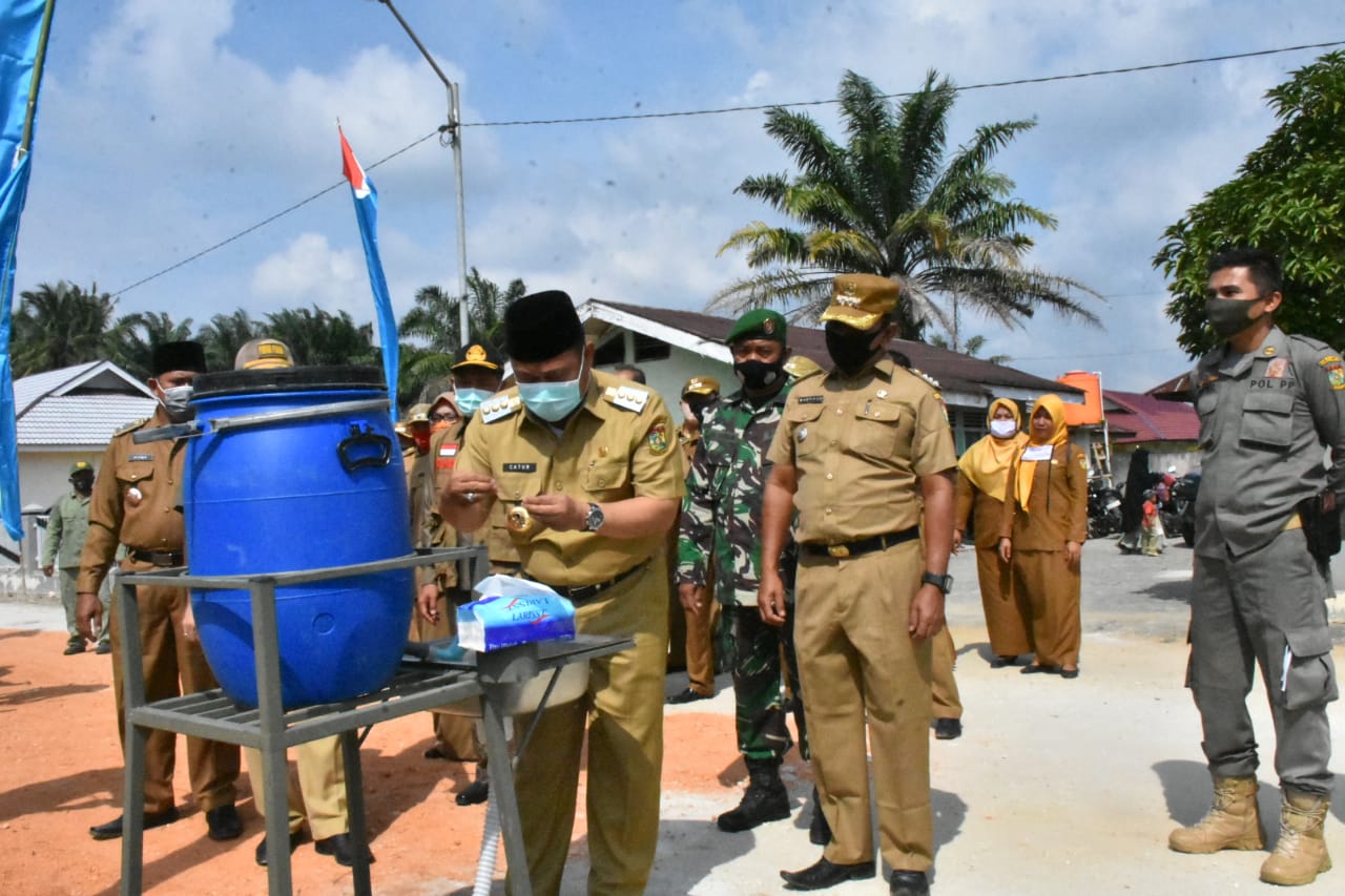 Bupati Kampar Tekankan Agar Masyarakat Desa Tetat Ikuti Protokol Kesehatan