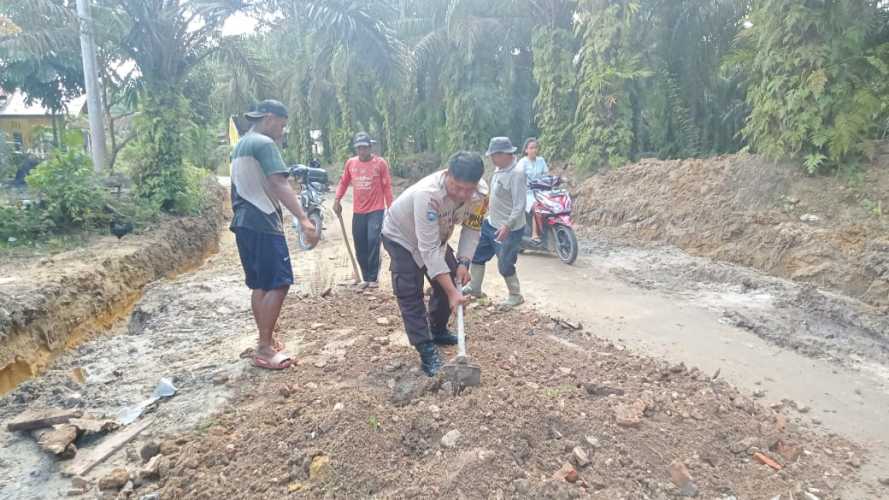 Kapolsek Minas Melalui Bhabinkamtibmas Goro Dengan Warga Perbaiki Akses Jalan Menuju Kampung Mandiangin 