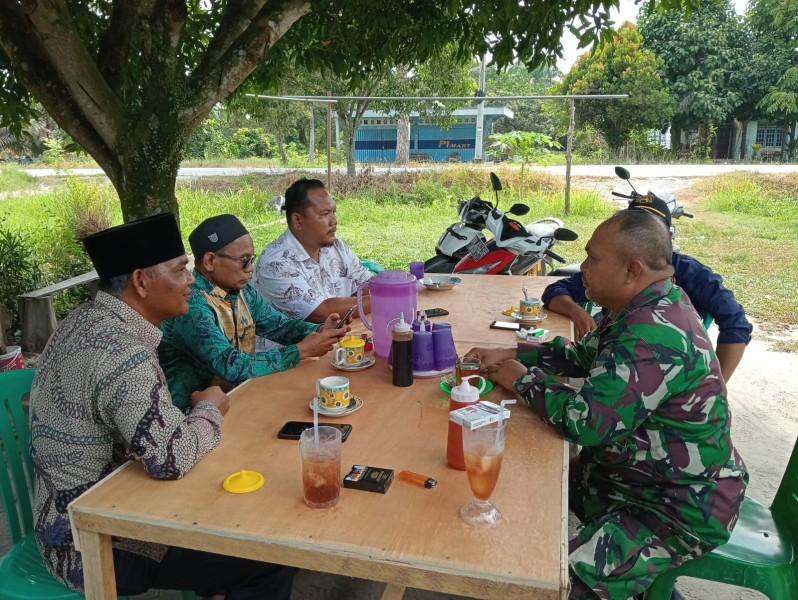 Babinsa Koramil 04/Perawang Sosialisasikan Kesehatan dan Kebersihan Lingkungan di Pangkalan Pisang