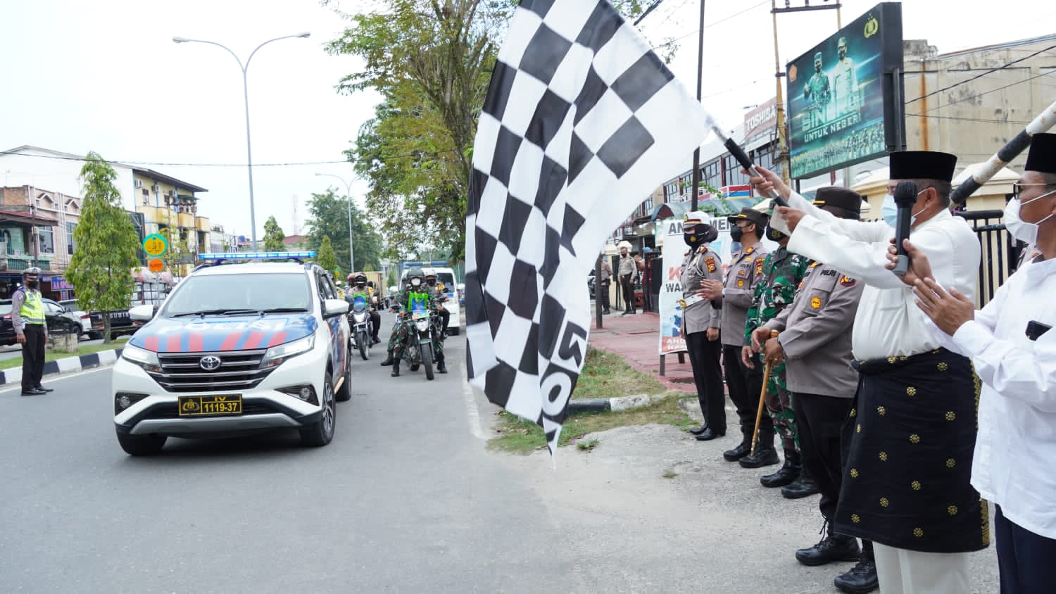 Didampingi Kapolres Siak, Bupati Alfedri Lepas Perdistribusian Bansos Serentak TNI-Polri di Tualang