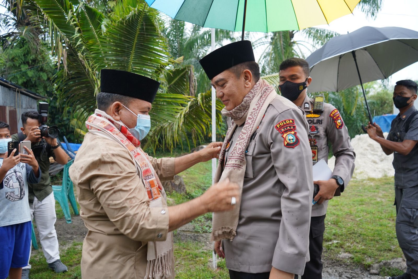Dukungan Masyarakat Bukti Nyata Kecintaan Terhadap Polri,Kapolda Riau : Layani Tanpa Pamrih