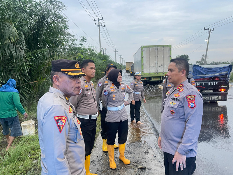 Kapolres Pelalawan Tinjau Banjir di Jalan Lintas Timur, Pengemudi Diminta Tetap Waspada