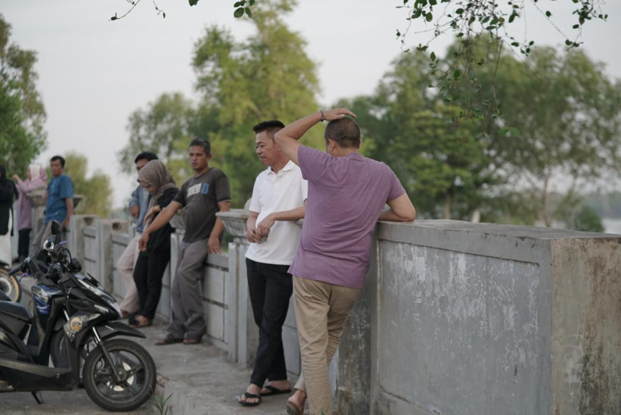 Gagal Konstruksi, Bupati Rohil Tinjau Pembangunan Jembatan Parit Atmo Bagansiapiapi yang Hampir Rubuh