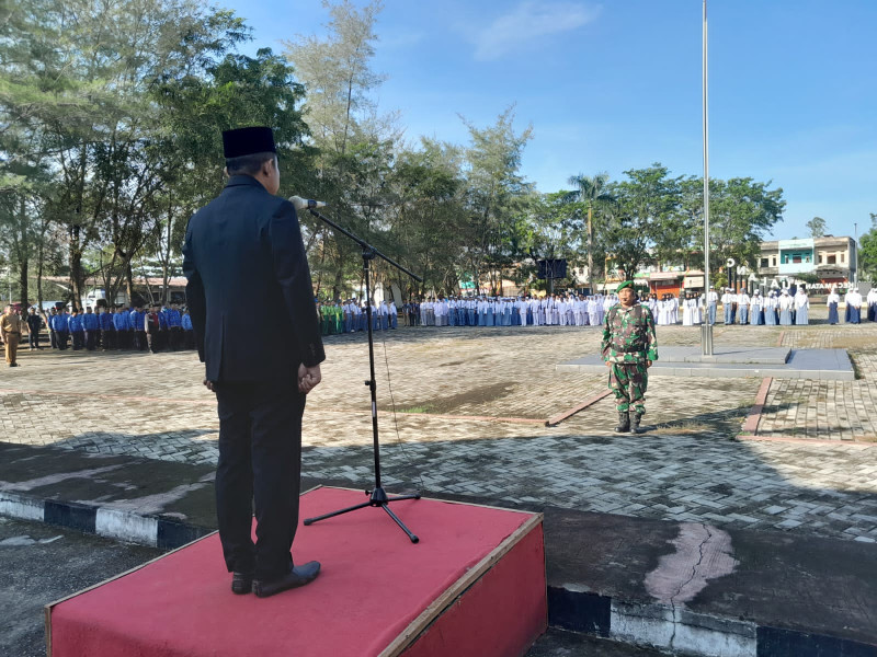 Anggota Koramil 04/Perawang Bertindak Sebagai Komandan Upacara Dalam Peringatan Hari Pahlawan di Kecamatan Tualang