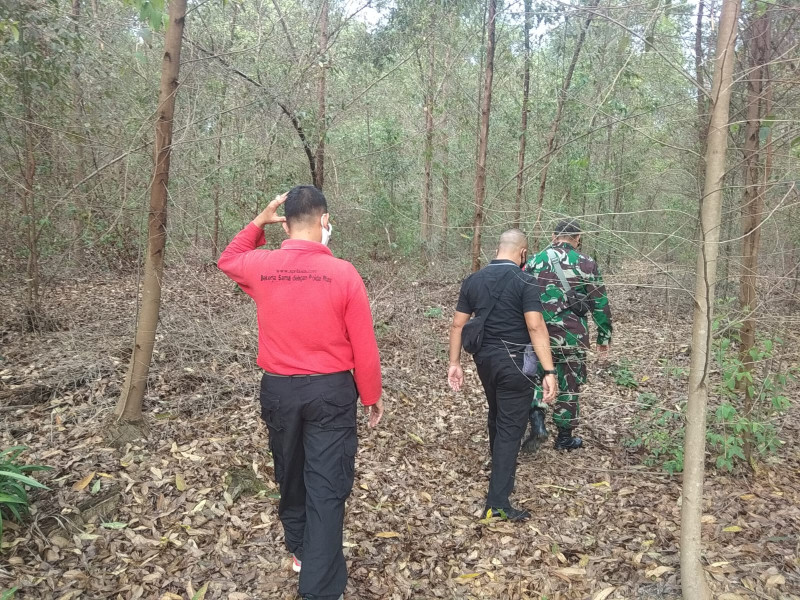 Serda Parjuni Babinsa Kormail 03/Minas Bersama Masyarakat Kampung Muara Bungkal Patroli Karhutla & Lakukan Pengecekan Kanal