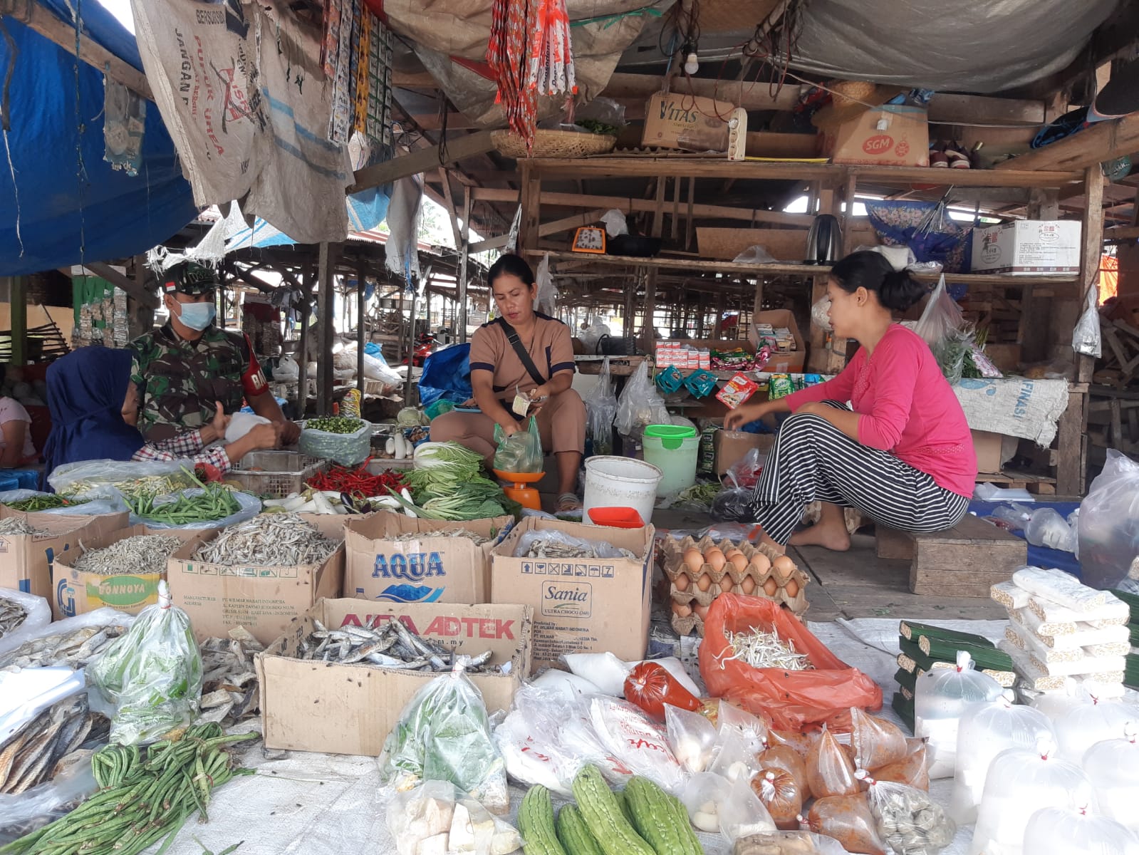 Antisipasi Penularan Covid-19, Kopda S.Sembiring Sosialisasi Prokes di Pasar Tradisional Minas