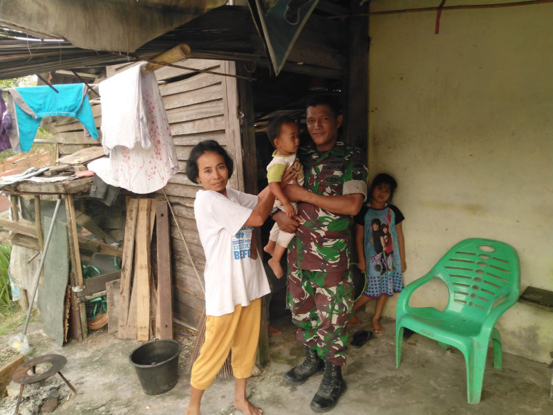 Sambangi Kediaman Warga Binaan di Kampung Sungai Selodang, Serka Risman Girsang Lakukan Pengecekan Anak Stunting