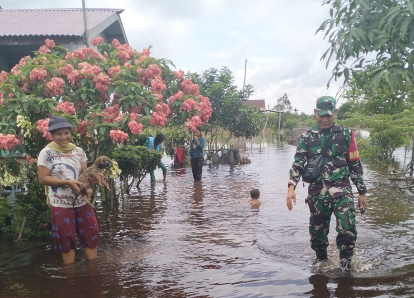Secara Rutin Serda Holmes Pasaribu Lakukan Patroli Dan Monitoring Perkembangan Banjir di Kampung Muara Kelantan