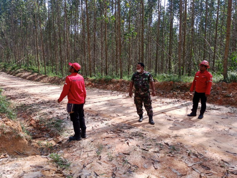 Sinergi TNI dan Masyarakat Terus Digalakkan dalam Patroli Pencegahan Karhutla di Sungai Mandau Sinergi TNI dan Masyarakat Terus Digalakkan dalam Patroli Pencegahan Karhutla di Sungai Mandau