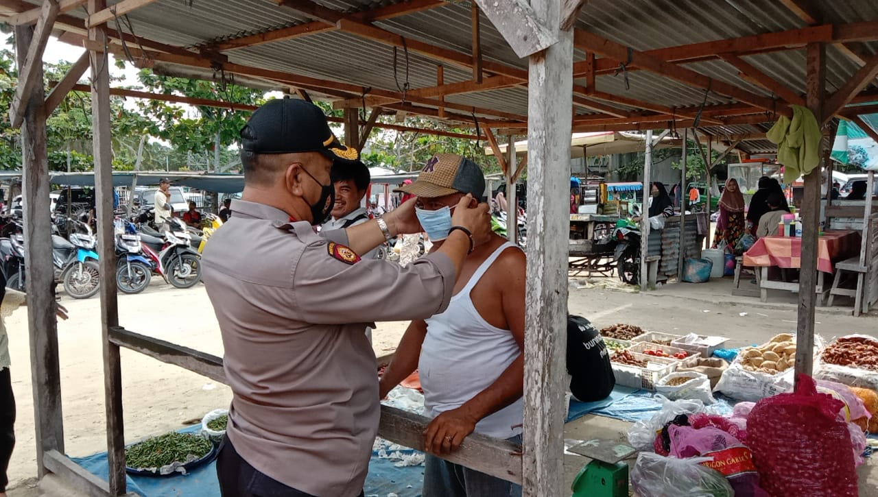 Bravo! Jajaran Polsek Tapung Himbau Masyarakat Taat Prokes & Bagikan Masker Ke Pengunjung Pasar SP 1